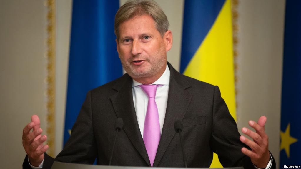 Комісар ЄС закликав владу України профінансувати Суспільне згідно з законом
