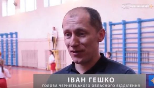 Моніторинг Суспільного: Чернівецькі новинарі використали піонербол для депутатського піару