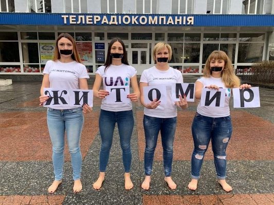 Журналістки «UA: Житомир» босоніж протестували проти закриття ранкової програми
