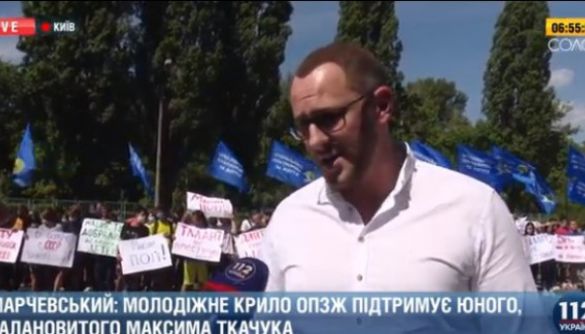 Молодіжне крило ОПЗЖ мітингує під телецентром «Олівець» на підтримку Максима Ткачука і пісні «Смуглянка»