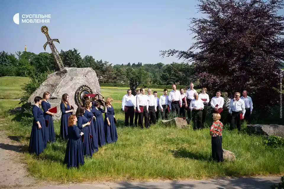 Хорова капела Українського радіо у ботанічному саду записала концерт до Дня Конституції