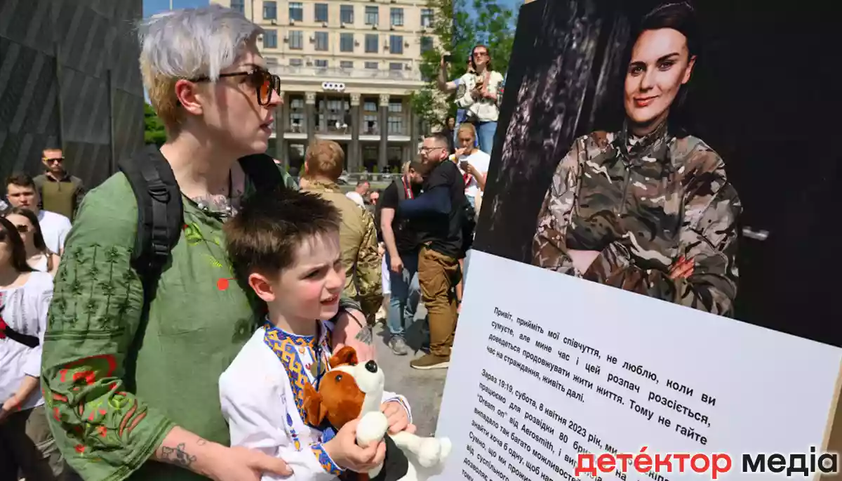 «Жила, любила, боролася». Тисячі людей у  Києві прийшли попрощатися з бойовою медикинею Іриною Цибух