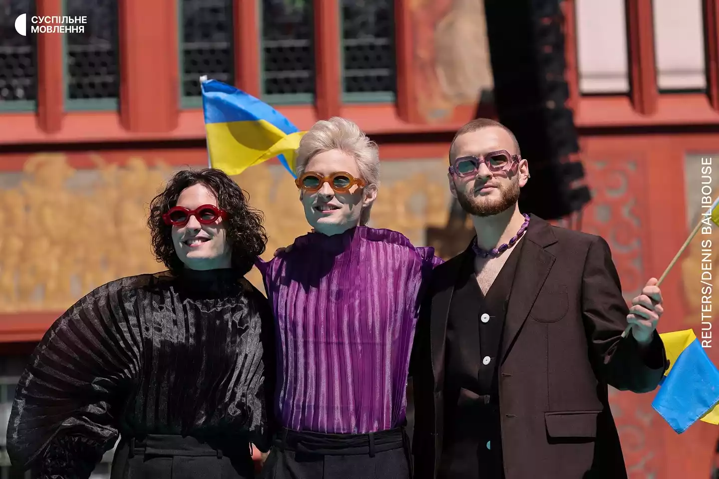 Бірюзовий хідник «Євробачення-2025»: учасники гурту Ziferblat вийшли в костюмах, які візуально доповнюють конкурсну пісню