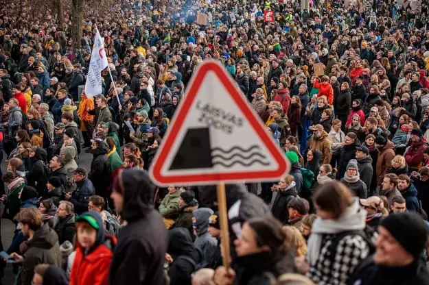 У Литві понад 10 тисяч людей вийшли на протест через поправки щодо суспільного мовника LRT