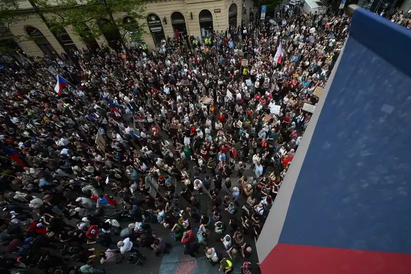 &laquo;Руки геть від медіа&raquo;: у Празі десятки тисяч людей вийшли на захист суспільних мовників