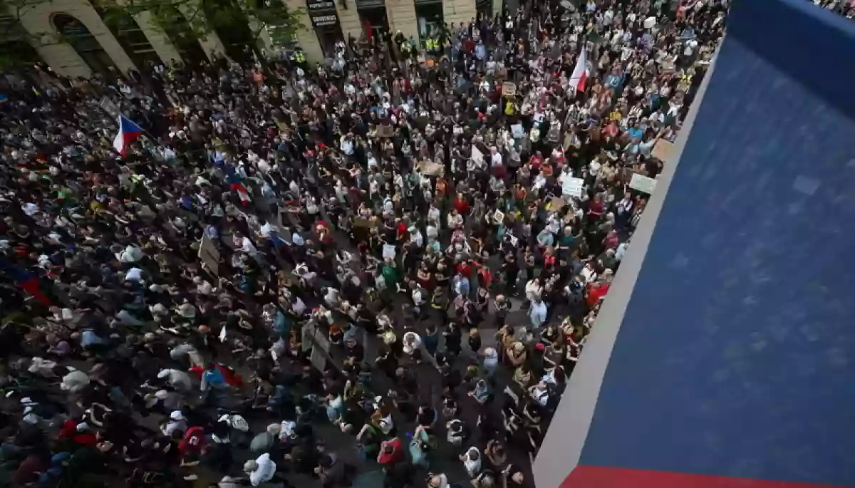 &laquo;Руки геть від медіа&raquo;: у Празі десятки тисяч людей вийшли на захист суспільних мовників