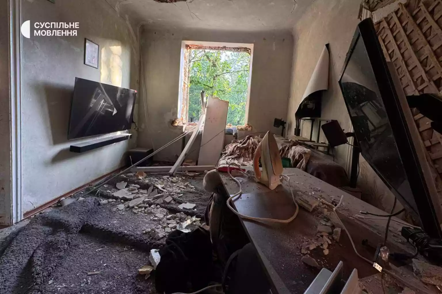 Через атаку Росії на Дніпро вдруге пошкоджено квартиру оператора Суспільного Юрія Тинного