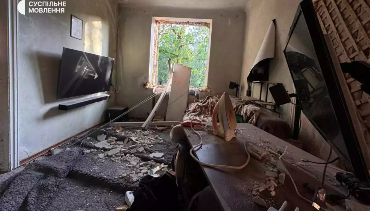 Через атаку Росії на Дніпро вдруге пошкоджено квартиру оператора Суспільного Юрія Тинного