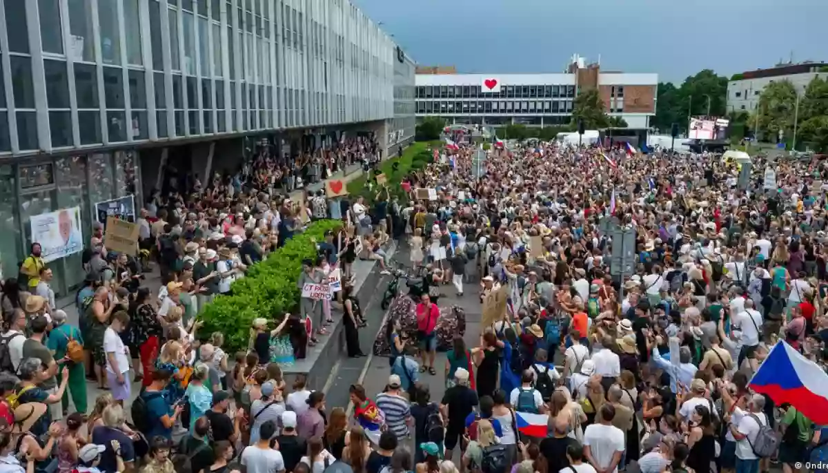 У Празі тисячі людей знову вийшли на протест проти змін у фінансуванні суспільних медіа
