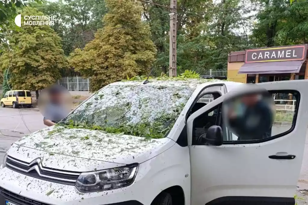 У Херсоні через атаку російського дрона пошкоджено автомобіль знімальної групи Суспільного