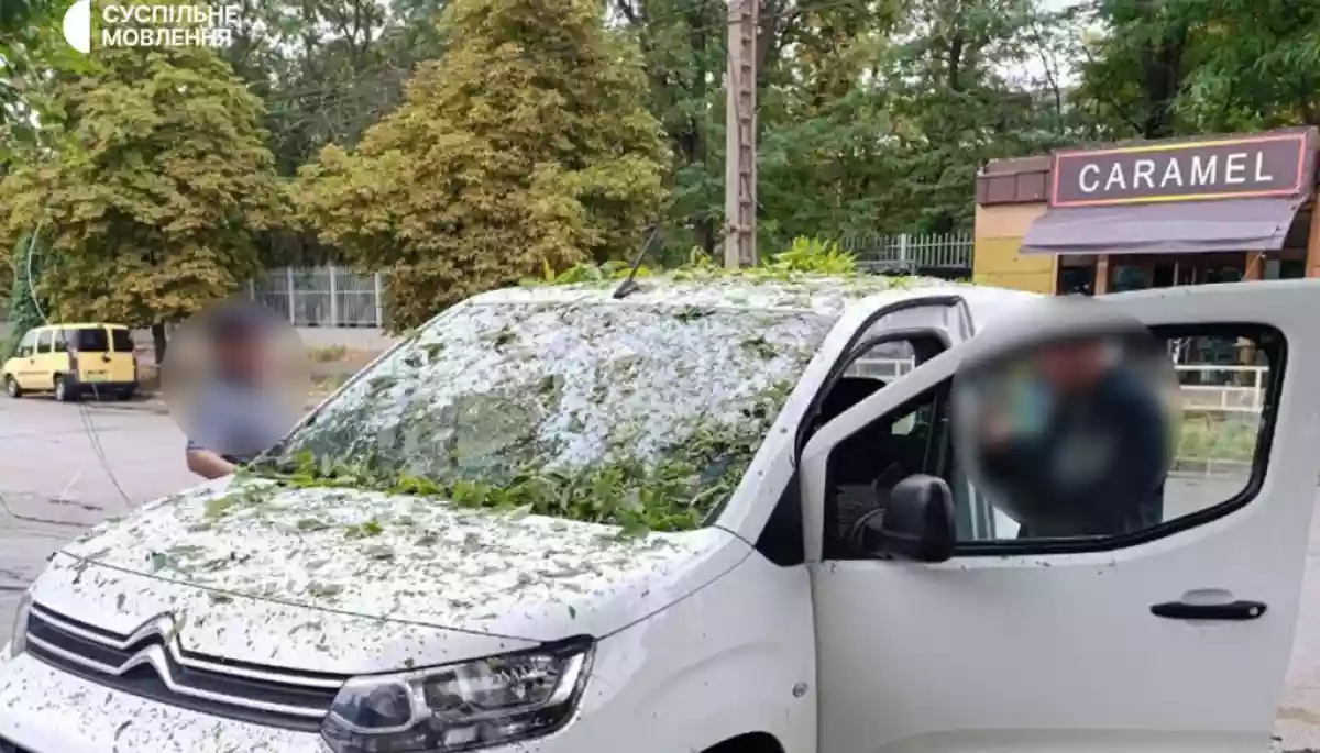 У Херсоні через атаку російського дрона пошкоджено автомобіль знімальної групи Суспільного