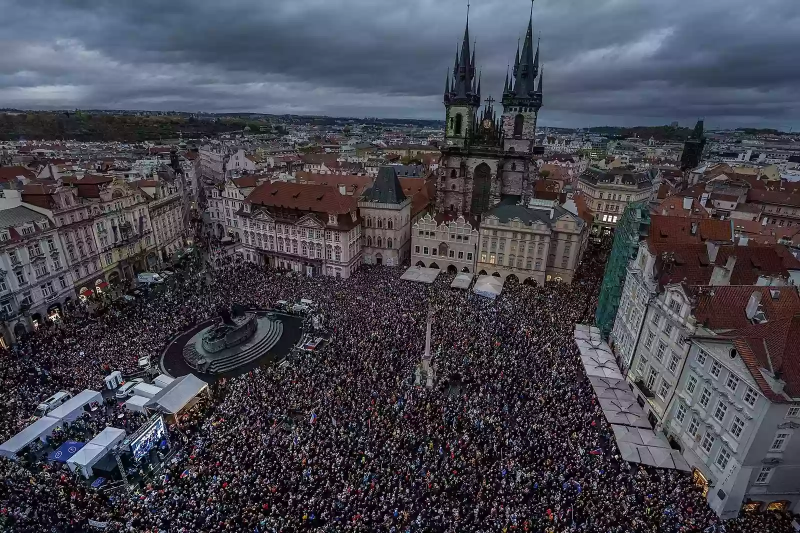 У Празі тисячі людей вийшли на мітинг проти зміни фінансування суспільних мовників