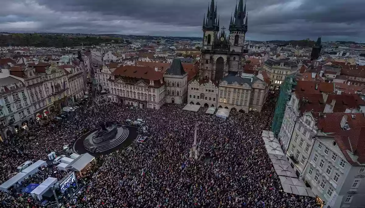 У Празі тисячі людей вийшли на мітинг проти зміни фінансування суспільних мовників У Празі тисячі людей вийшли на мітинг проти зміни фінансування суспільних мовників